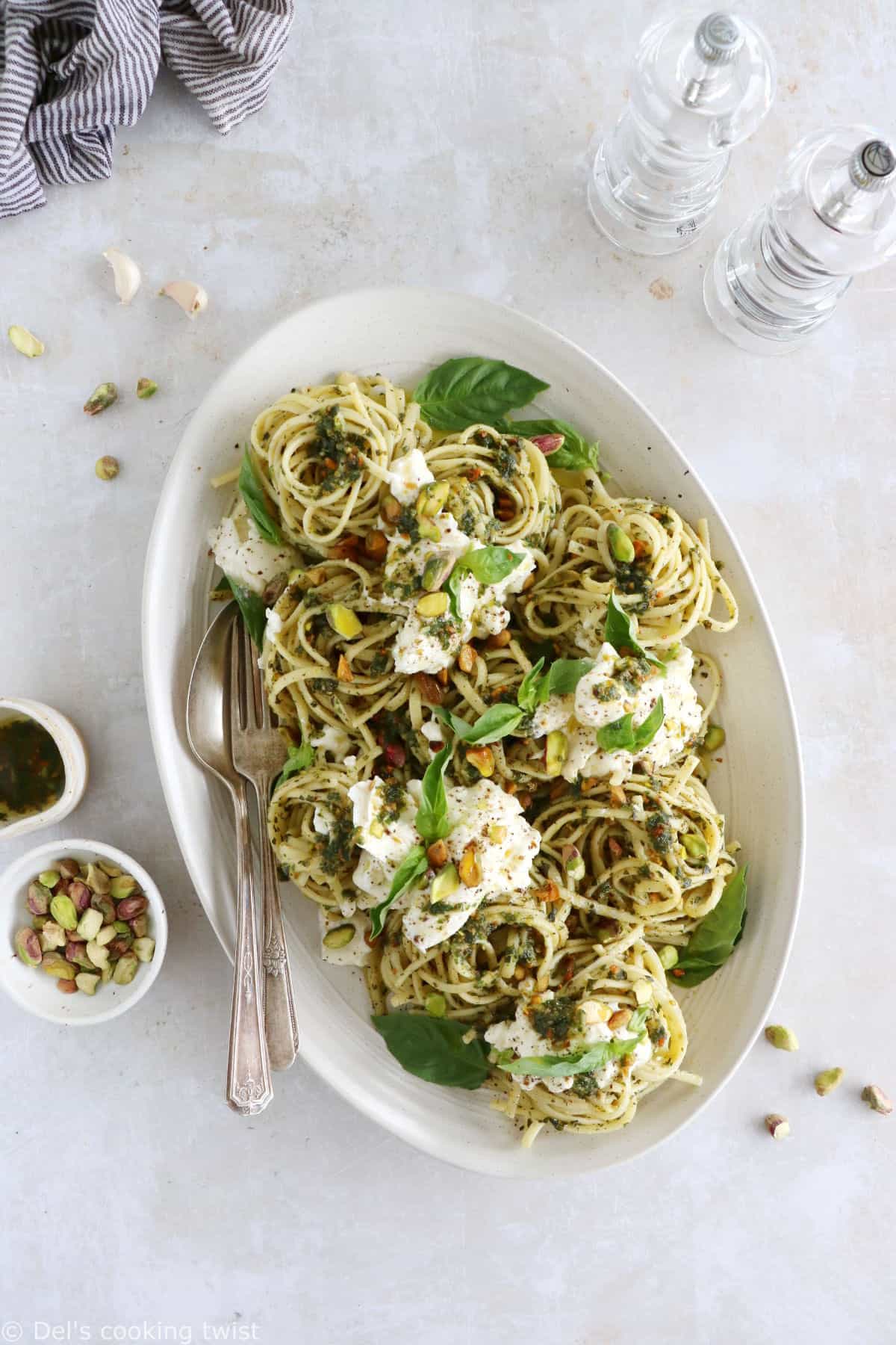 Ces pâtes au pesto de pistaches et burrata constituent un plat tout simple aux saveurs audacieuses.