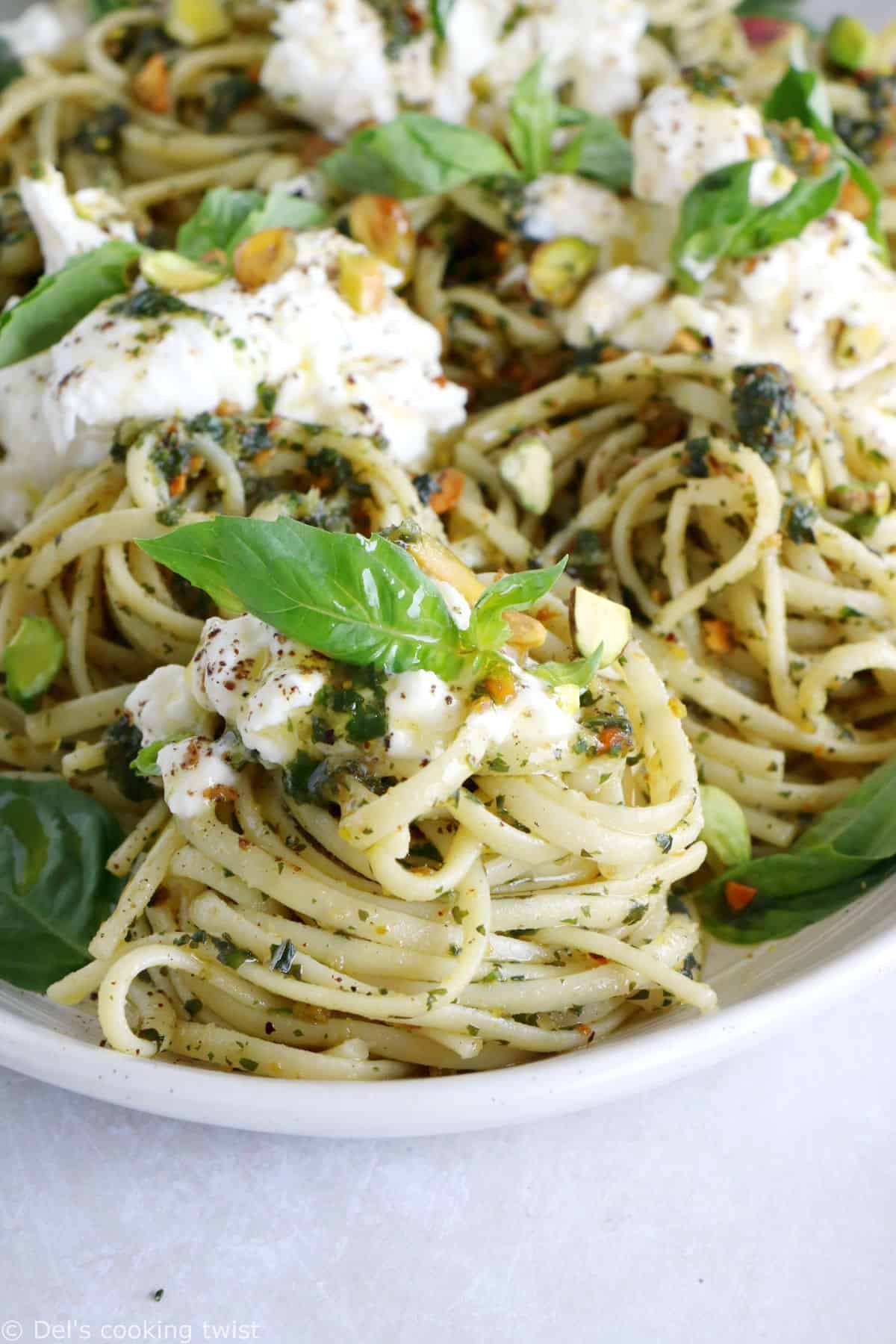 Ces pâtes au pesto de pistaches et burrata constituent un plat tout simple aux saveurs audacieuses.