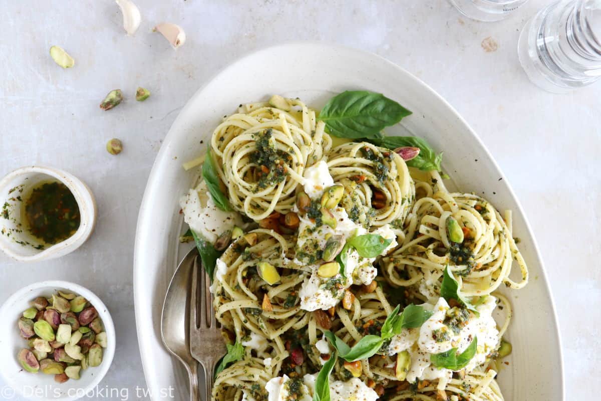 Ces pâtes au pesto de pistaches et burrata constituent un plat tout simple aux saveurs audacieuses.