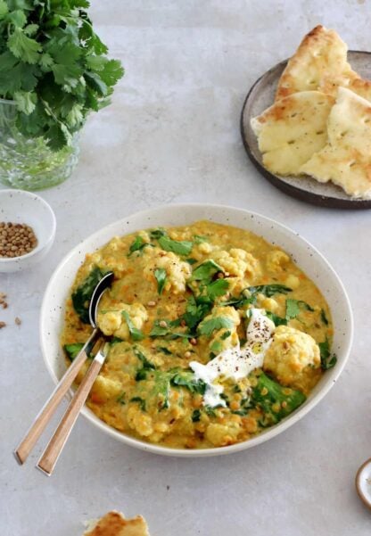 Dahl de lentilles corail au chou-fleur - Le dahl de lentilles corail est un plat indien délicieusement parfumé aux épices douces.