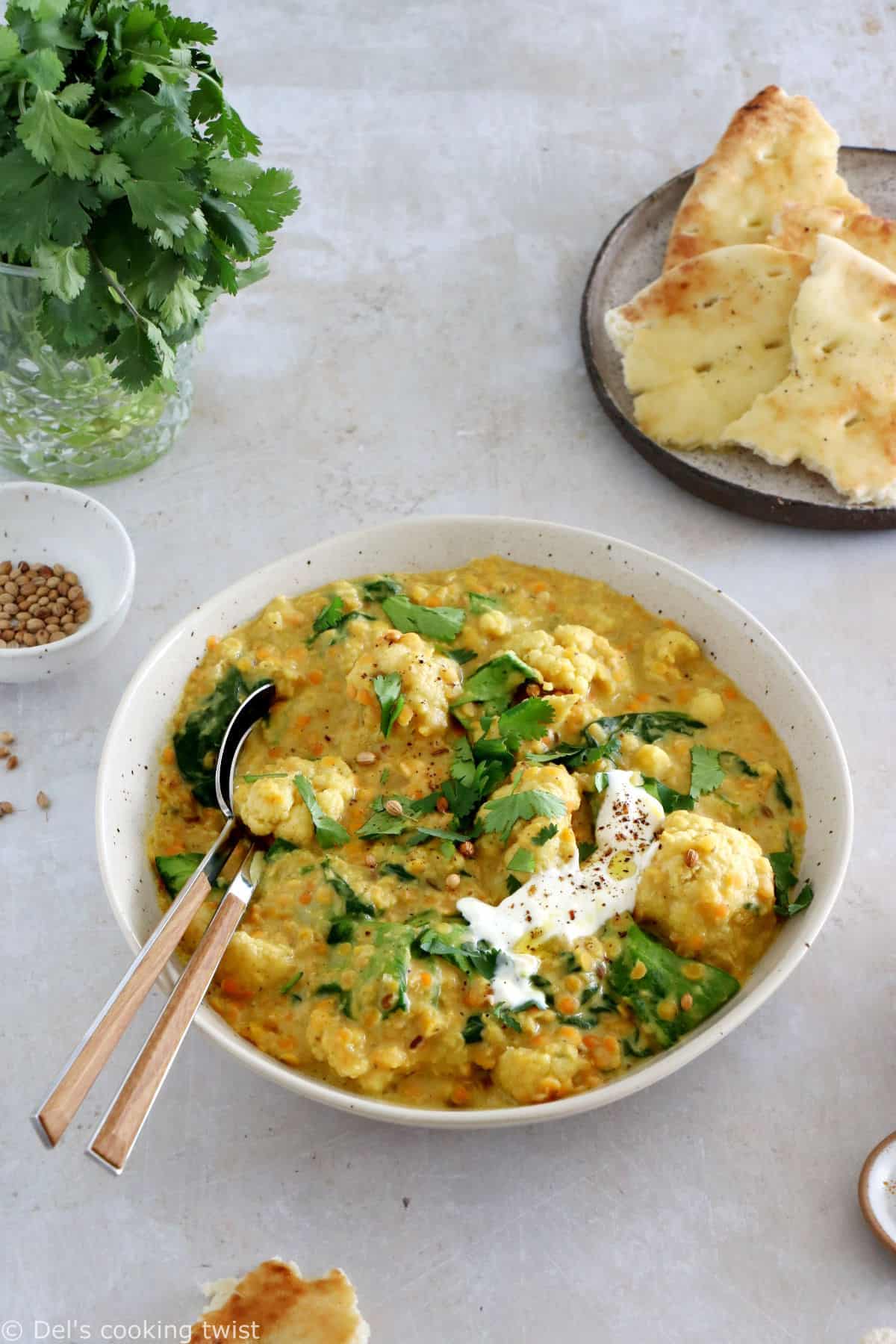 Dahl de lentilles corail au chou-fleur - Le dahl de lentilles corail est un plat indien délicieusement parfumé aux épices douces.