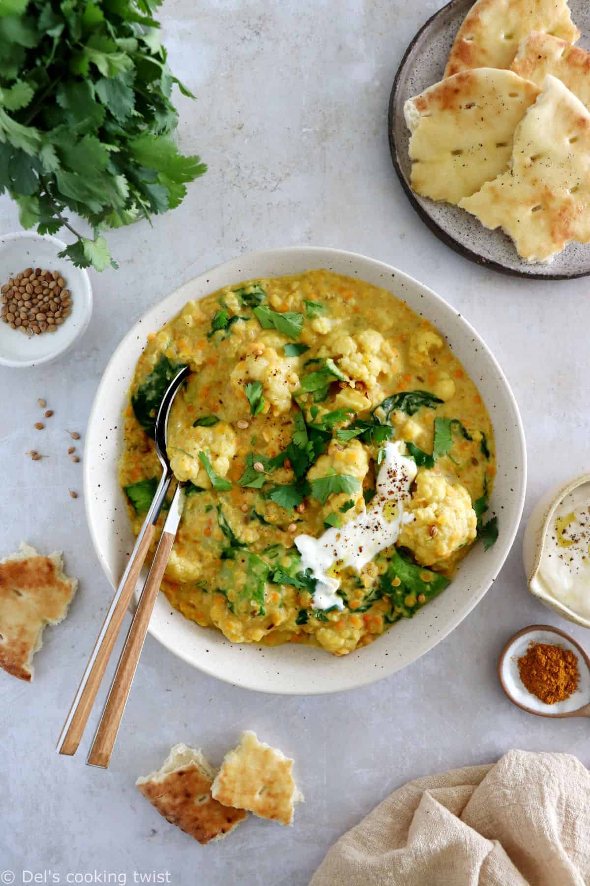 Dahl de lentilles corail au chou-fleur - Le dahl de lentilles corail est un plat indien délicieusement parfumé aux épices douces.