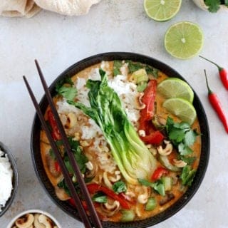 Le curry rouge thaï au bok choy est une recette de curry rouge aux légumes très simple à préparer en 30 minutes seulement.