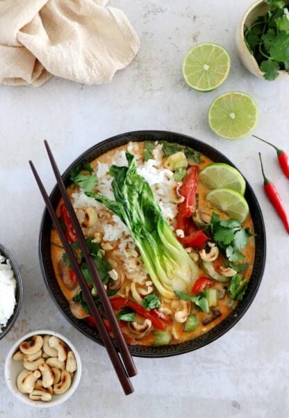 Le curry rouge thaï au bok choy est une recette de curry rouge aux légumes très simple à préparer en 30 minutes seulement.