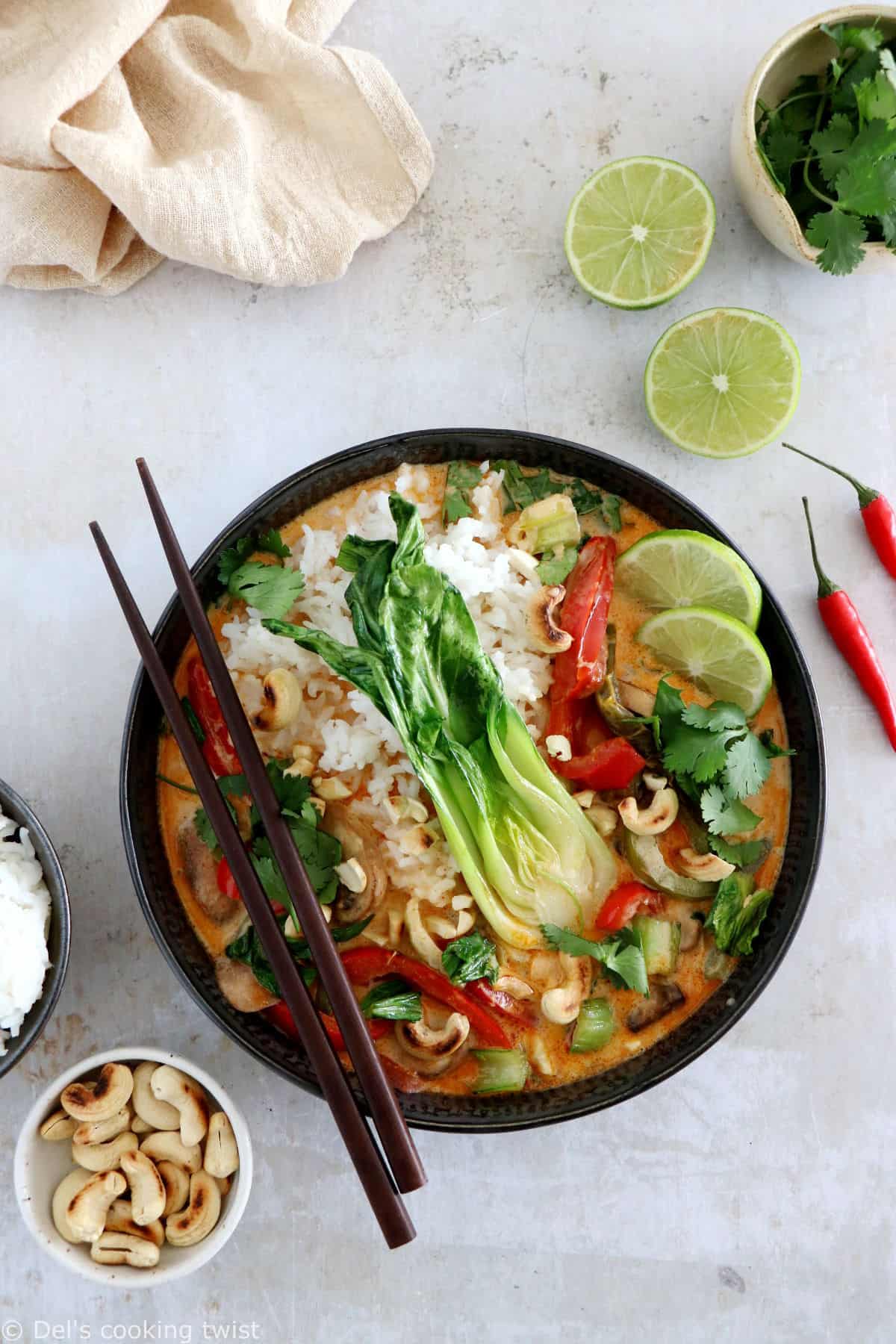 Le curry rouge thaï au bok choy est une recette de curry rouge aux légumes très simple à préparer en 30 minutes seulement.