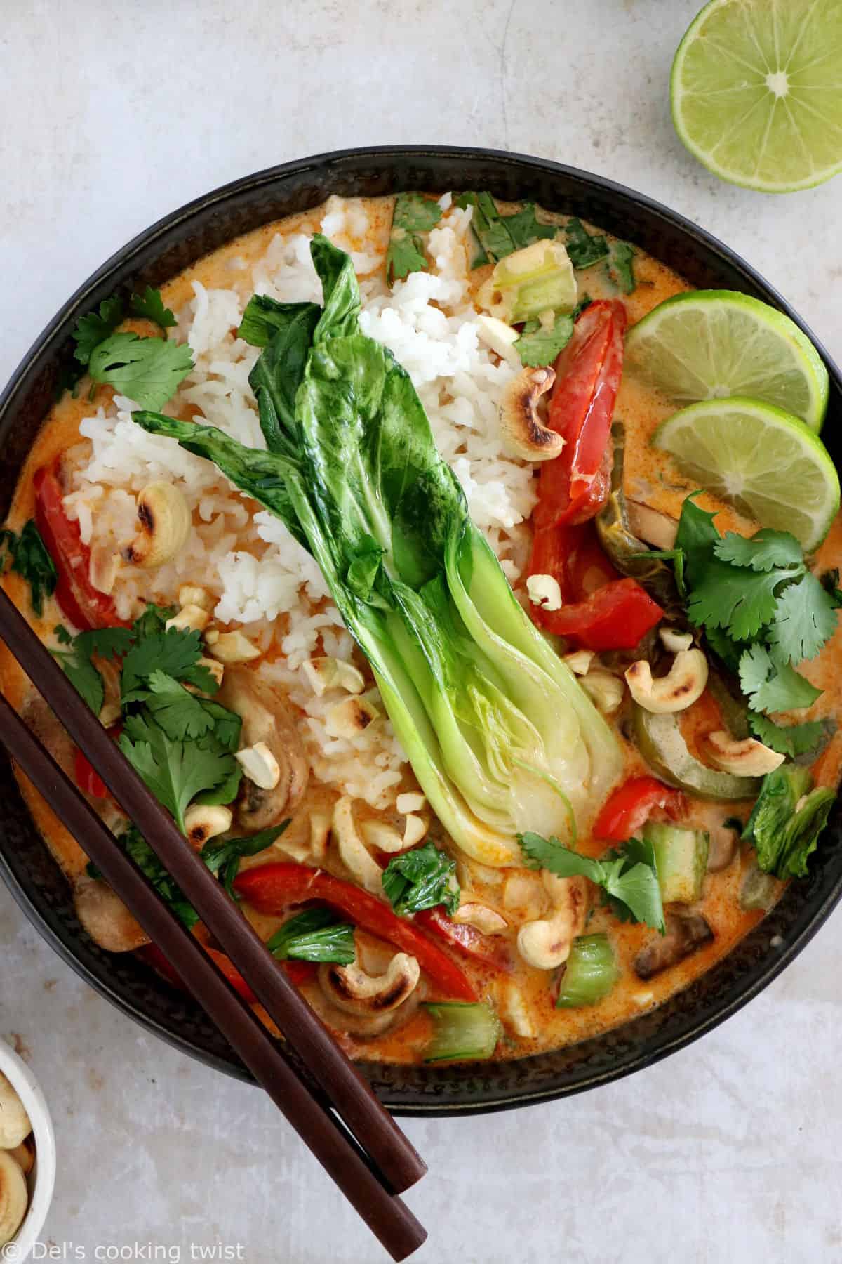 Le curry rouge thaï au bok choy est une recette de curry rouge aux légumes très simple à préparer en 30 minutes seulement.