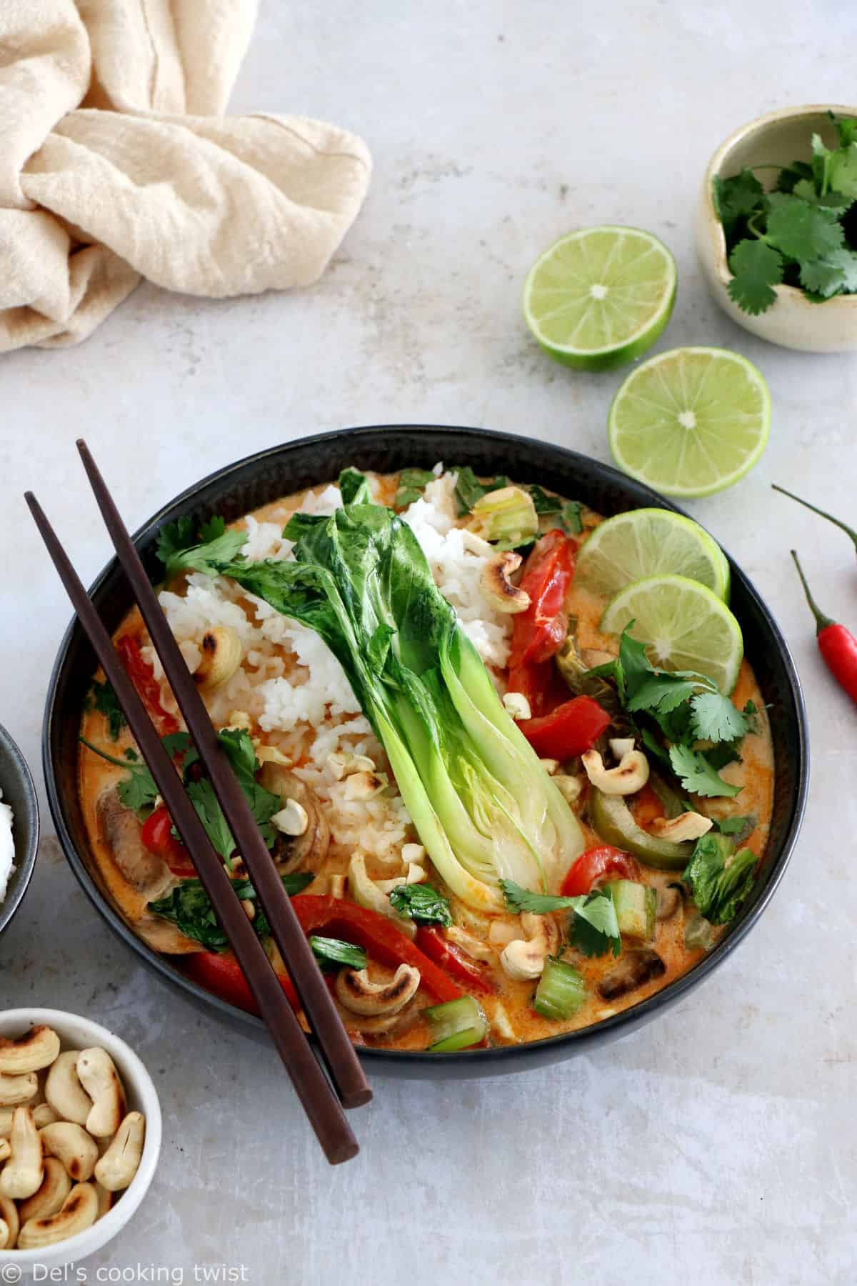 Le curry rouge thaï au bok choy est une recette de curry rouge aux légumes très simple à préparer en 30 minutes seulement.