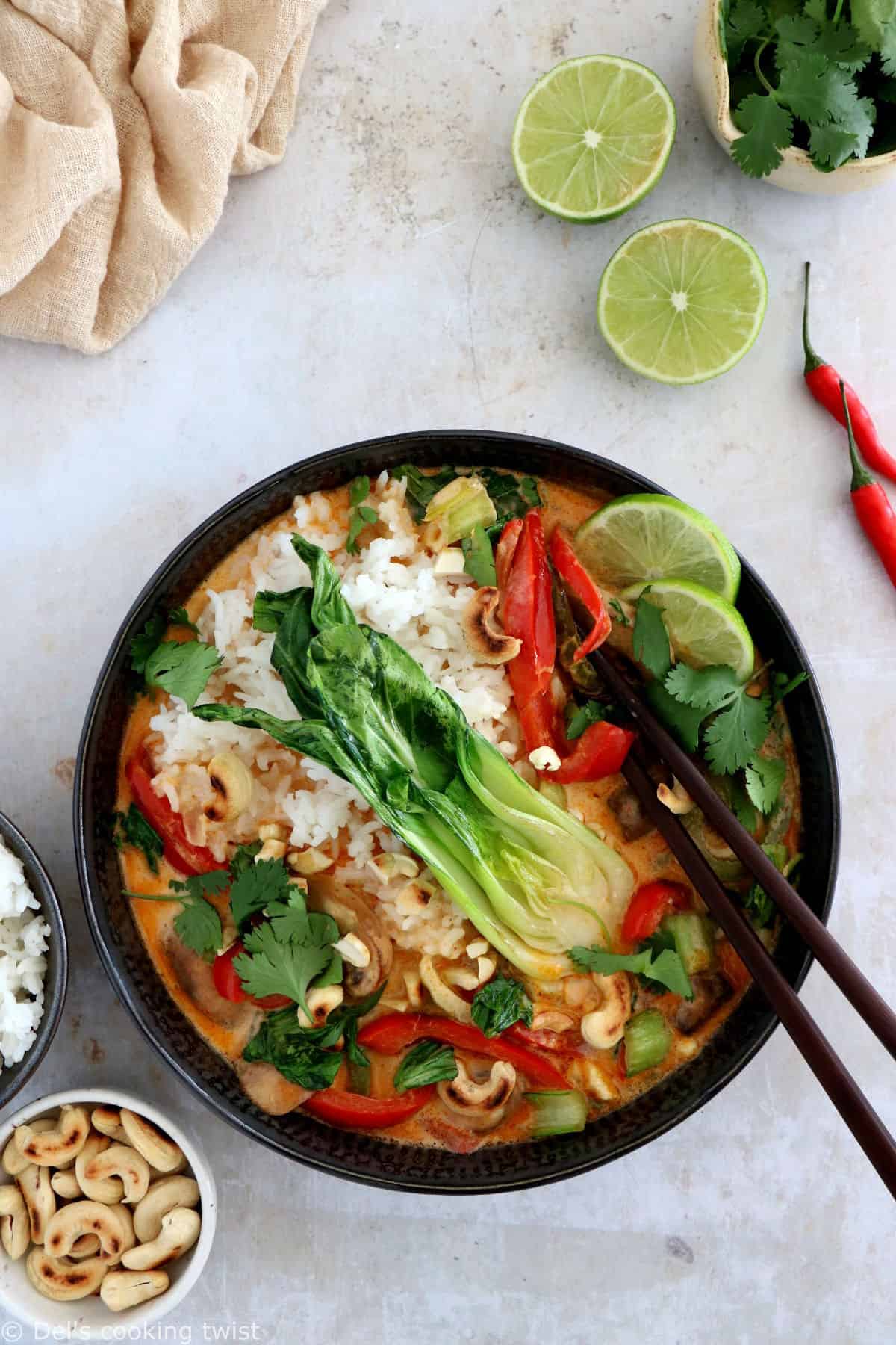 Le curry rouge thaï au bok choy est une recette de curry rouge aux légumes très simple à préparer en 30 minutes seulement.