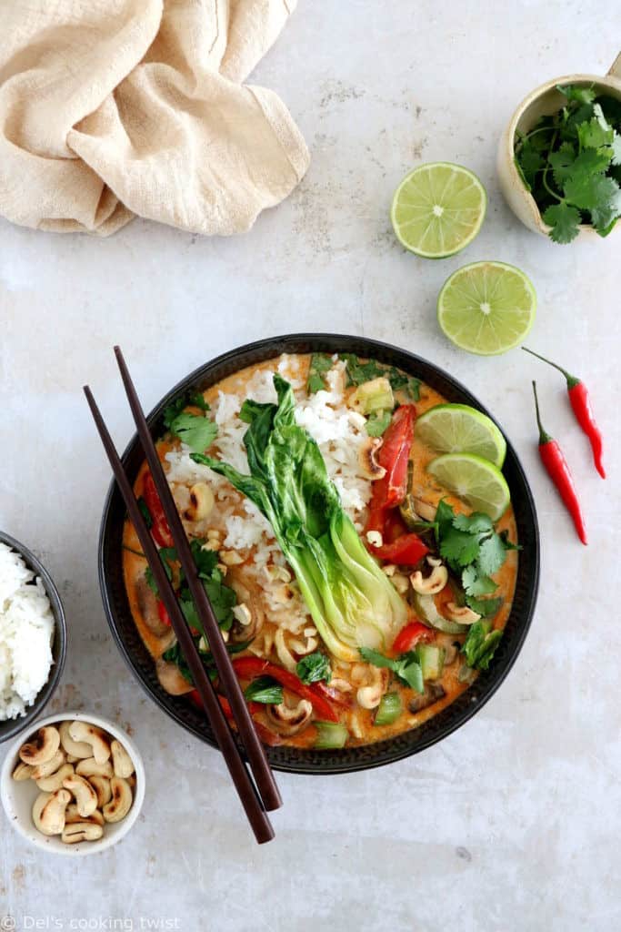 Le curry rouge thaï au bok choy est une recette de curry rouge aux légumes très simple à préparer en 30 minutes seulement.