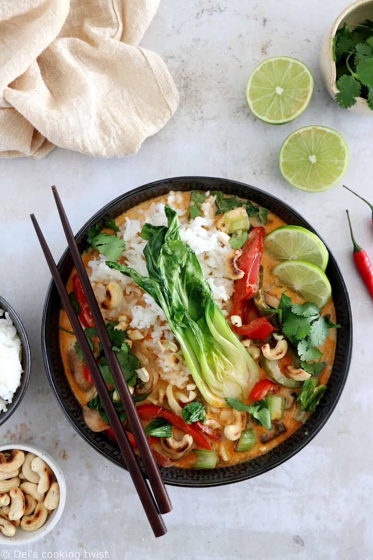 Le curry rouge thaï au bok choy est une recette de curry rouge aux légumes très simple à préparer en 30 minutes seulement.