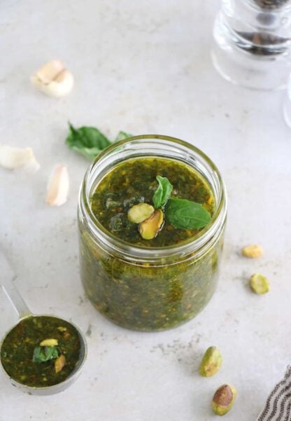 Prêt en 5 minutes, ce pesto de pistaches est une excellente alternative au pesto traditionnel réalisé avec des pignons de pin.