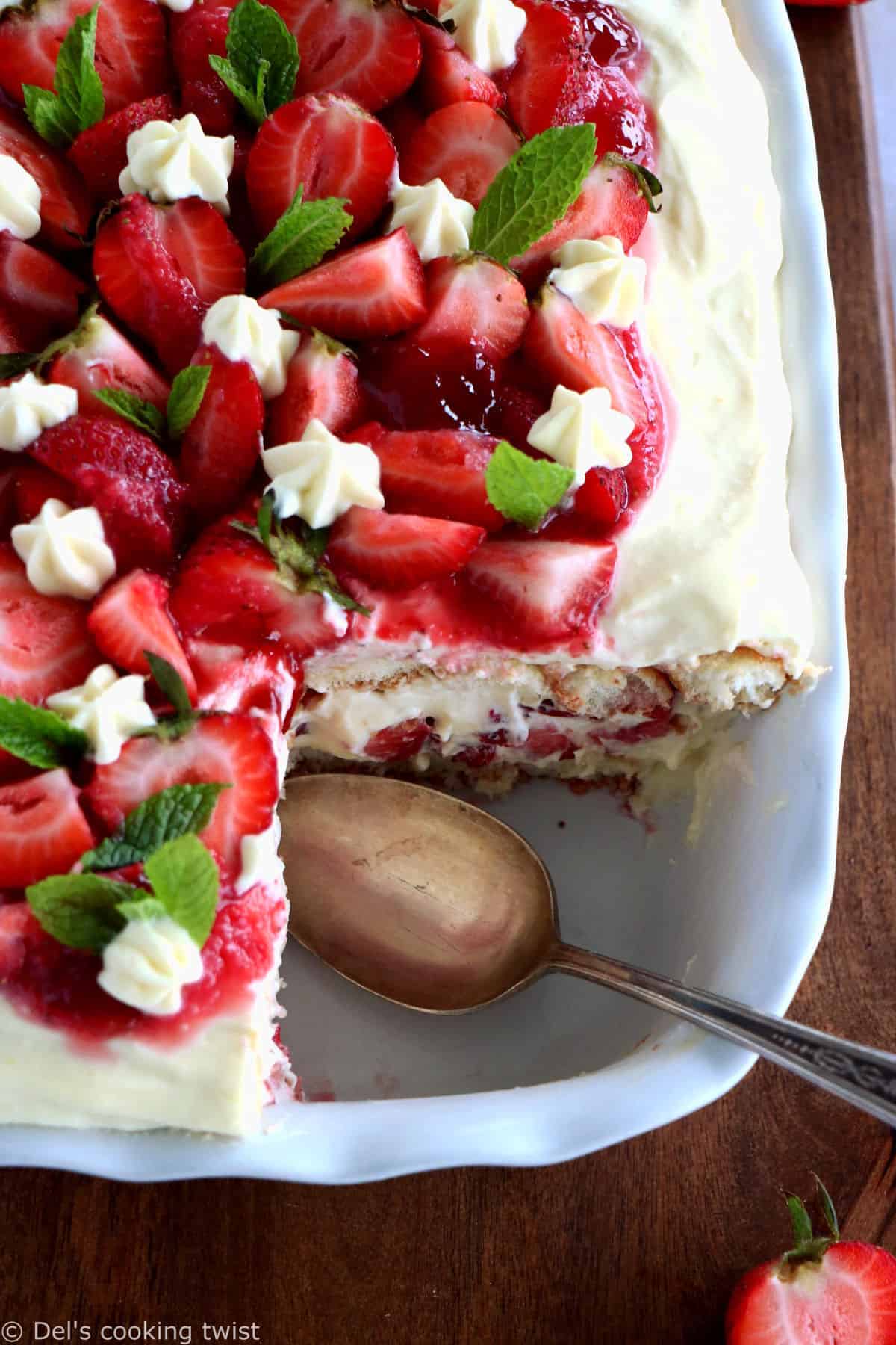 Ce tiramisu aux fraises réalisé sans oeufs crus est une excellente alternative à la recette originale. Une recette printanière et gourmande.