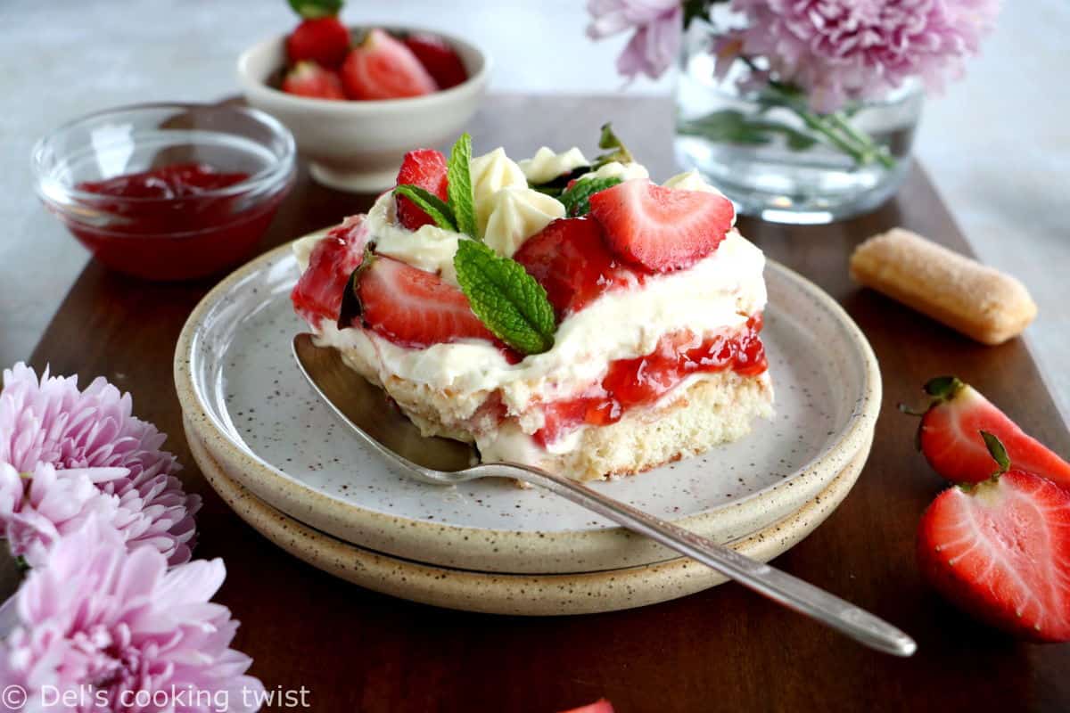 Ce tiramisu aux fraises réalisé sans oeufs crus est une excellente alternative à la recette originale. Une recette printanière et gourmande.