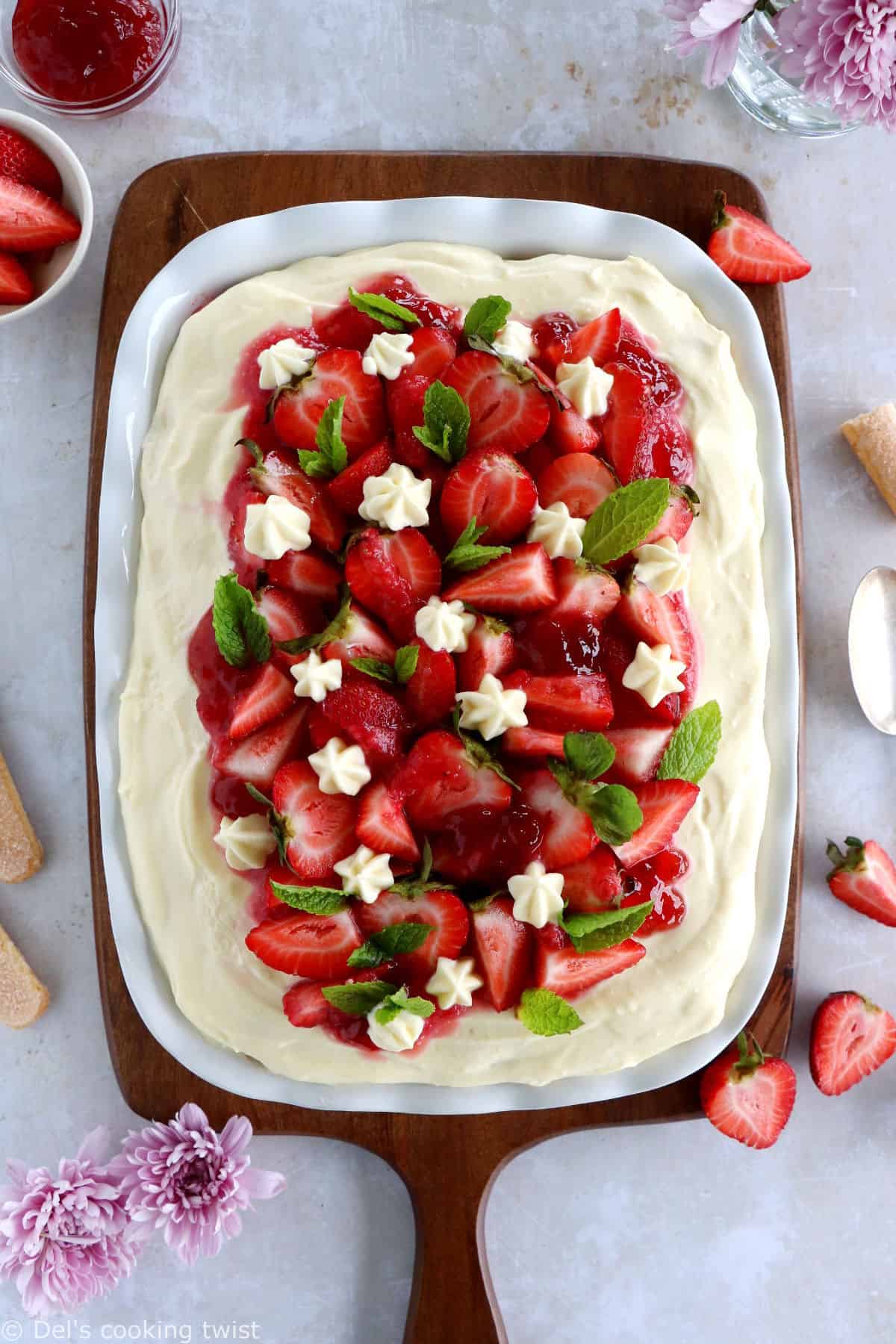 Ce tiramisu aux fraises réalisé sans oeufs crus est une excellente alternative à la recette originale. Une recette printanière et gourmande.