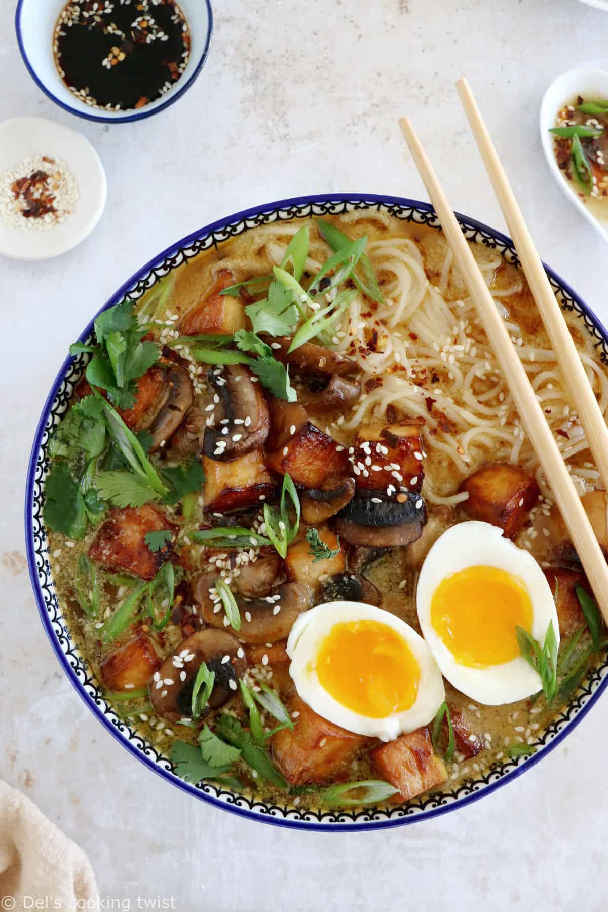 Ce ramen au miso, champignons et tofu est une délicieuse soupe de nouilles japonaises agrémentée d'un oeuf mollet et de différents toppings. Un ramen végétarien facile à réaliser et haut en saveurs.