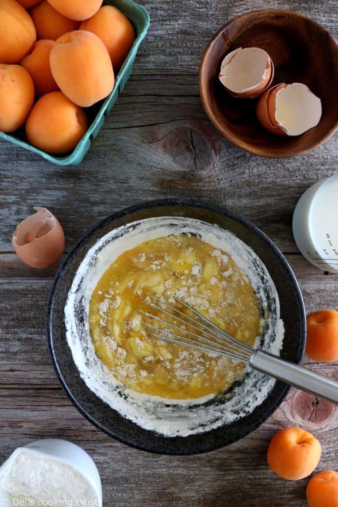 Le clafoutis aux abricots, c'est le dessert d'été par excellence lorsque les abricots sont de saison.