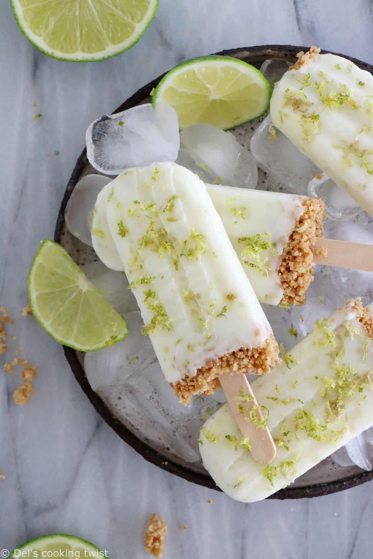 Les popsicles au citron vert façon "Key Lime Pie", c'est une idée de glace rafraîchissante pour l'été. Réalisés avec seulement 3 ingrédients, ces popsicles sont également disponibles en version sans gluten.