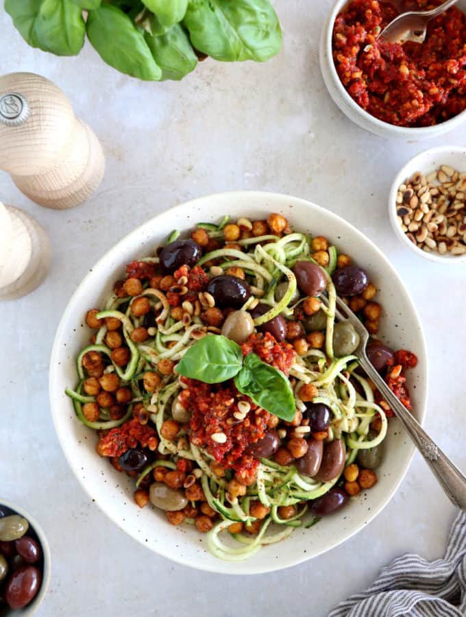 Retrouvez toutes les saveurs de l'été dans ces spaghettis de courgettes aux pois chiches épicés. À la fois vegan et sans gluten, on y retrouve des courgettes, des olives, des pois chiches grillés et un délicieux pesto de tomates séchées.