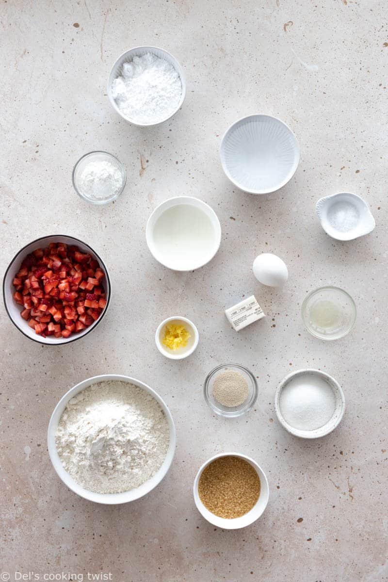 Parfaites pour un brunch ou un goûter gourmand, ces brioches roulées aux fraises réhaussées d’un subtile glaçage au citron sont pleines de douceur et de saveurs estivales.