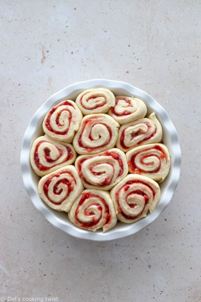 Parfaites pour un brunch ou un goûter gourmand, ces brioches roulées aux fraises réhaussées d’un subtile glaçage au citron sont pleines de douceur et de saveurs estivales.