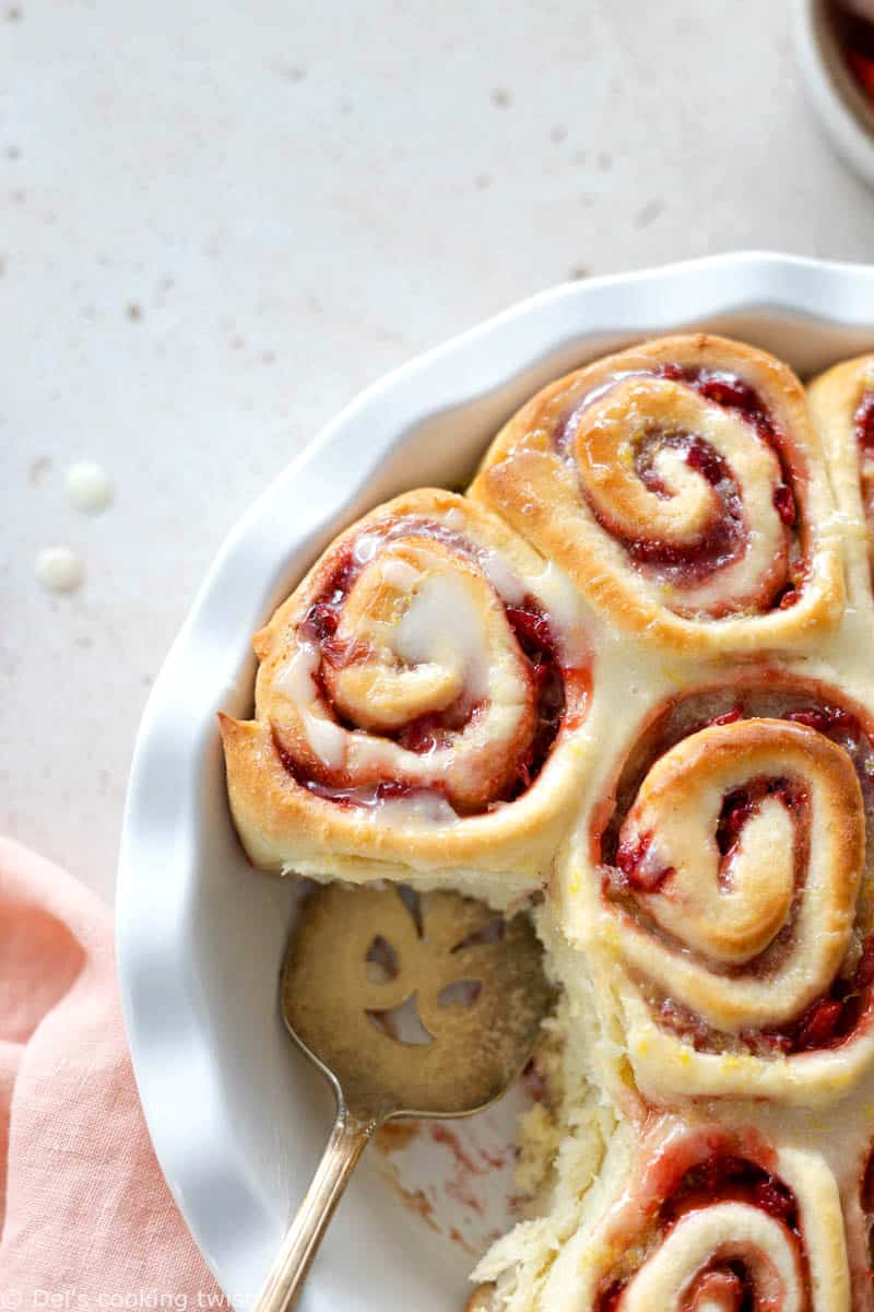 Parfaites pour un brunch ou un goûter gourmand, ces brioches roulées aux fraises réhaussées d’un subtile glaçage au citron sont pleines de douceur et de saveurs estivales.