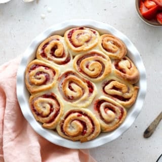 Parfaites pour un brunch ou un goûter gourmand, ces brioches roulées aux fraises réhaussées d’un subtile glaçage au citron sont pleines de douceur et de saveurs estivales.