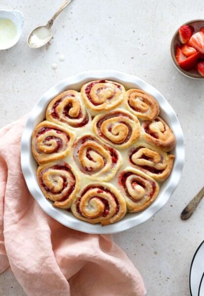 Parfaites pour un brunch ou un goûter gourmand, ces brioches roulées aux fraises réhaussées d’un subtile glaçage au citron sont pleines de douceur et de saveurs estivales.