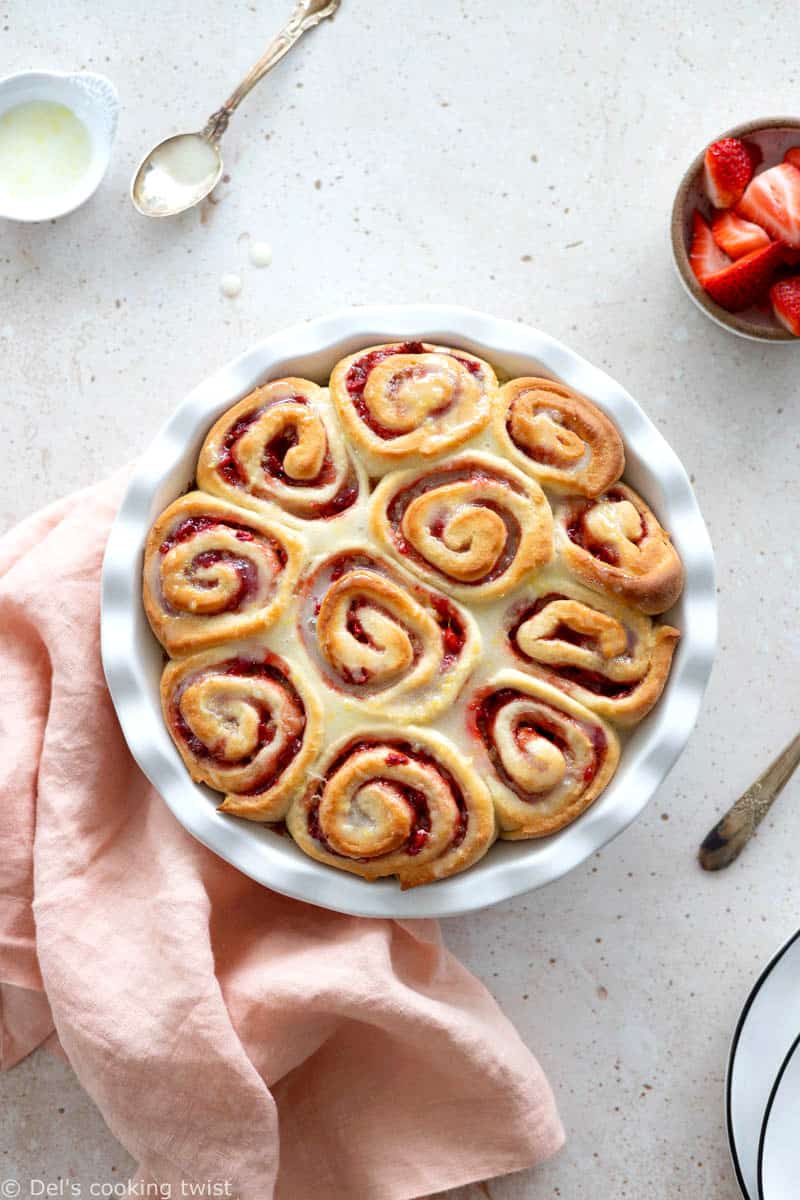 Parfaites pour un brunch ou un goûter gourmand, ces brioches roulées aux fraises réhaussées d’un subtile glaçage au citron sont pleines de douceur et de saveurs estivales.