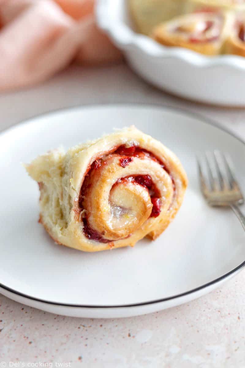 Parfaites pour un brunch ou un goûter gourmand, ces brioches roulées aux fraises réhaussées d’un subtile glaçage au citron sont pleines de douceur et de saveurs estivales.