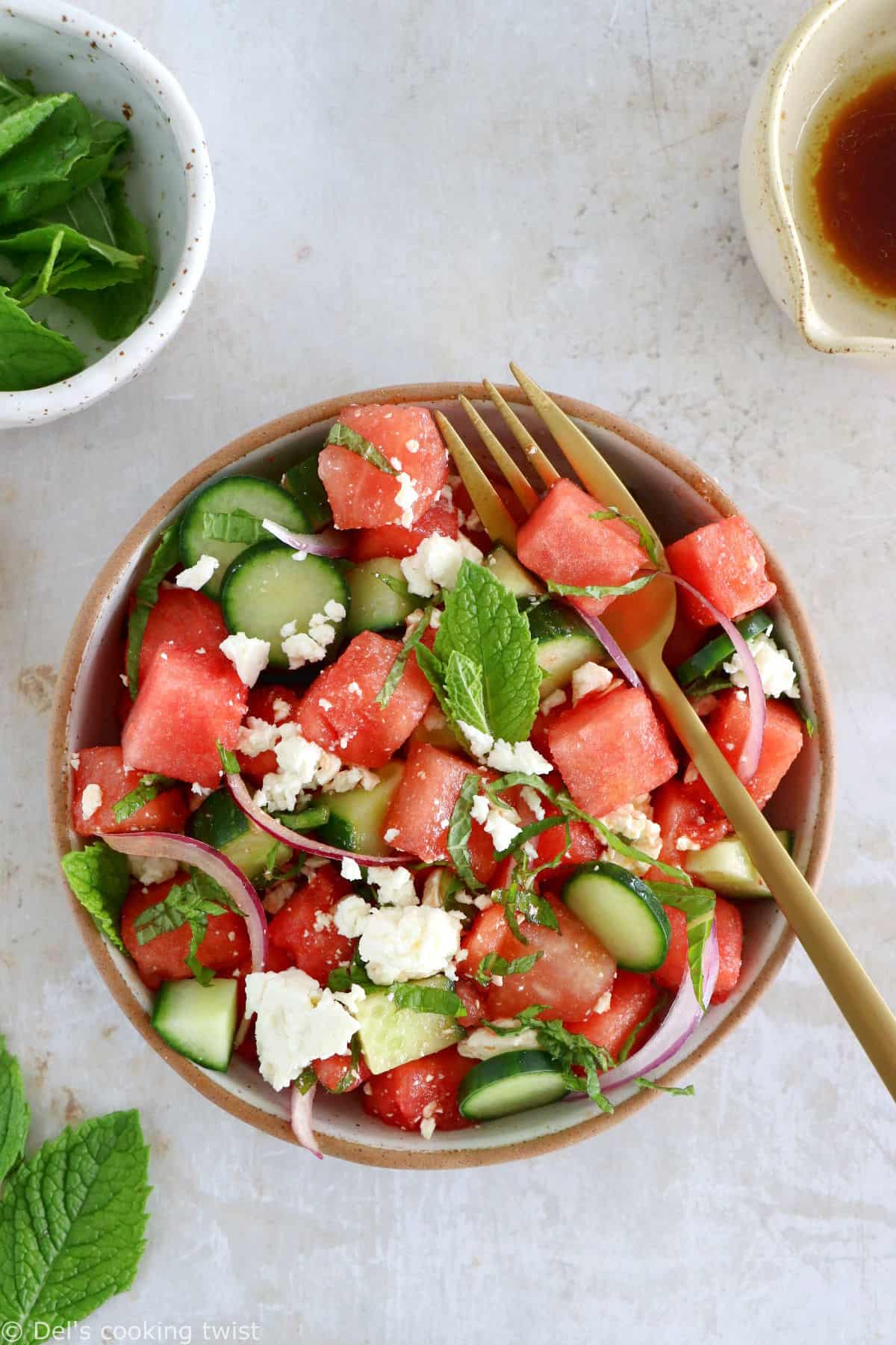 La salade de pastèque, feta et menthe est à la fois colorée, rafraîchissante et ultra simple à préparer. Prête en quelques minutes, c'est une salade idéale pour l'été.