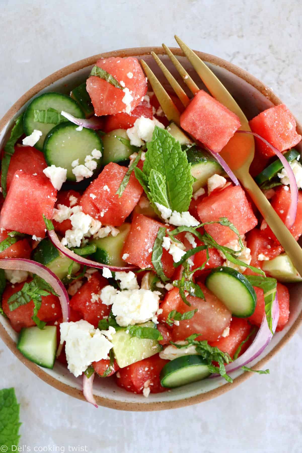 La salade de pastèque, feta et menthe est à la fois colorée, rafraîchissante et ultra simple à préparer. Prête en quelques minutes, c'est une salade idéale pour l'été.