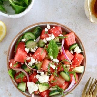 La salade de pastèque, feta et menthe est à la fois colorée, rafraîchissante et ultra simple à préparer. Prête en quelques minutes, c'est une salade idéale pour l'été.