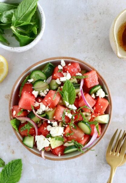 La salade de pastèque, feta et menthe est à la fois colorée, rafraîchissante et ultra simple à préparer. Prête en quelques minutes, c'est une salade idéale pour l'été.