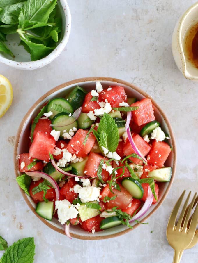 La salade de pastèque, feta et menthe est à la fois colorée, rafraîchissante et ultra simple à préparer. Prête en quelques minutes, c'est une salade idéale pour l'été.