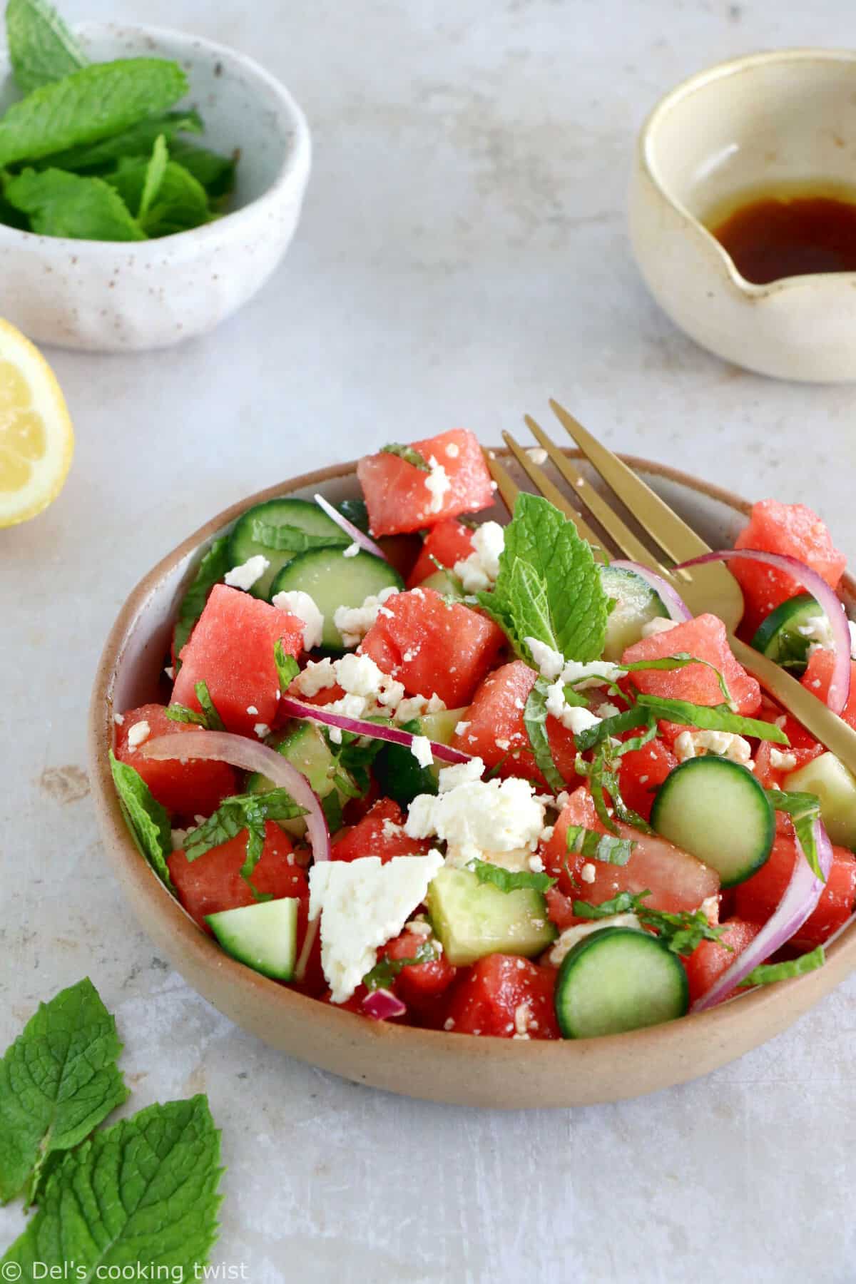 La salade de pastèque, feta et menthe est à la fois colorée, rafraîchissante et ultra simple à préparer. Prête en quelques minutes, c'est une salade idéale pour l'été.