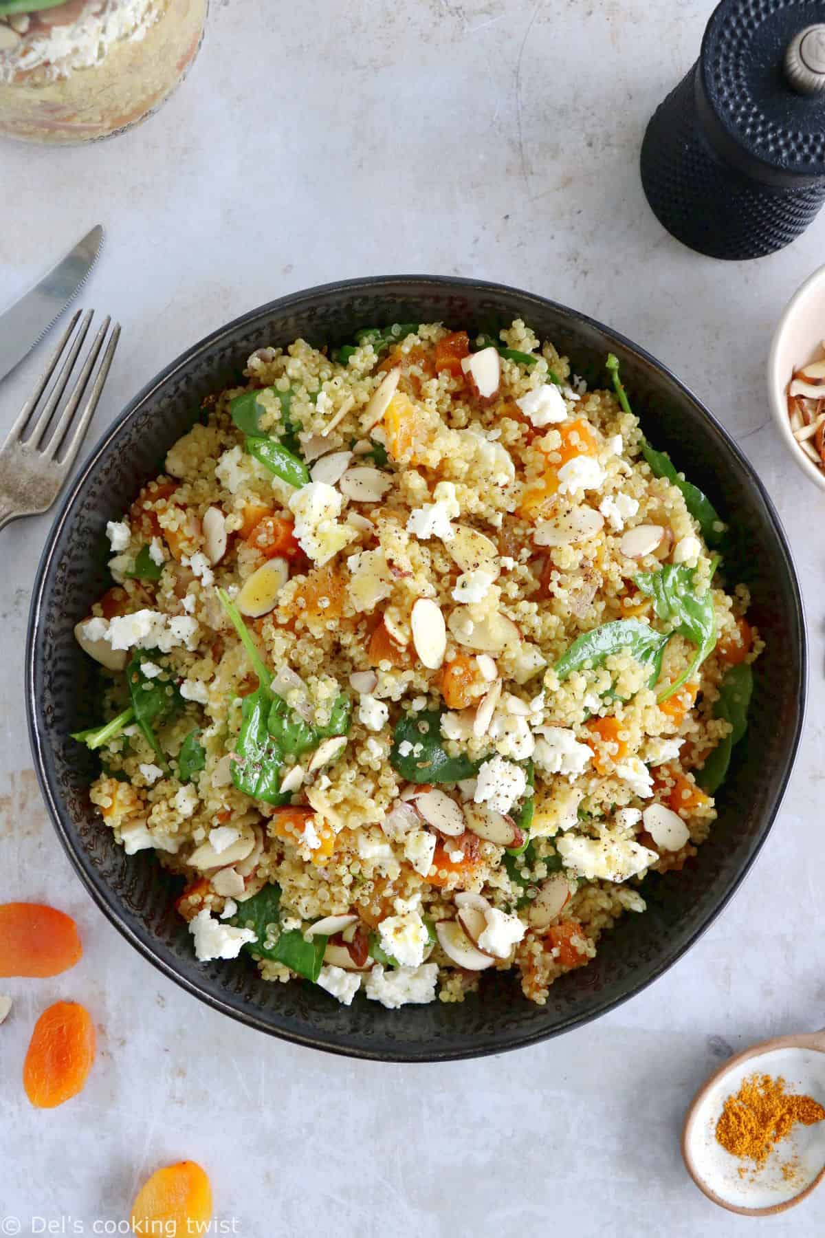 Plongez dans les mille saveurs de cette salade de quinoa, abricots et feta, agrémentée d'une vinaigrette citronnée au curry.