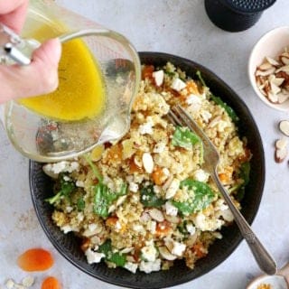 Plongez dans les mille saveurs de cette salade de quinoa, abricots et feta, agrémentée d'une vinaigrette citronnée au curry.