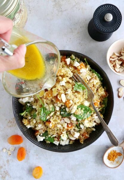 Plongez dans les mille saveurs de cette salade de quinoa, abricots et feta, agrémentée d'une vinaigrette citronnée au curry.