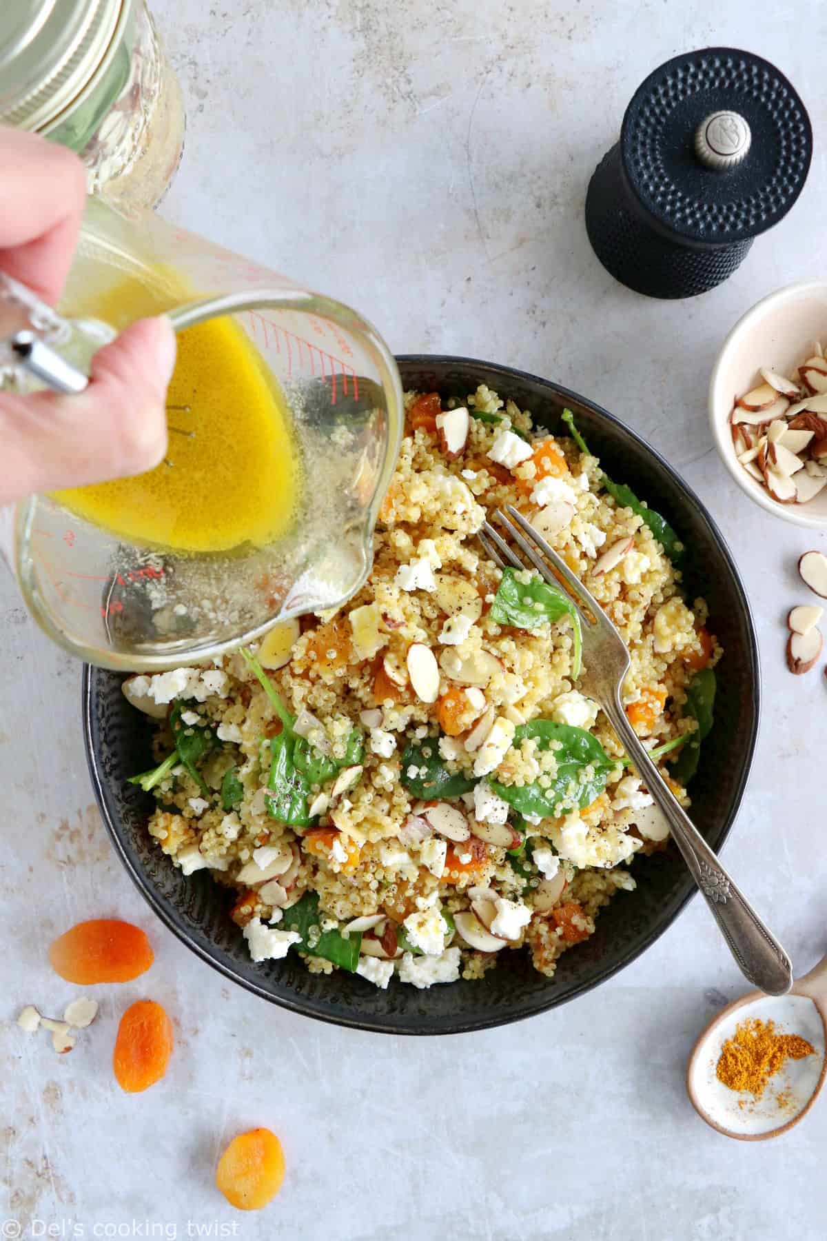 Plongez dans les mille saveurs de cette salade de quinoa, abricots et feta, agrémentée d'une vinaigrette citronnée au curry.