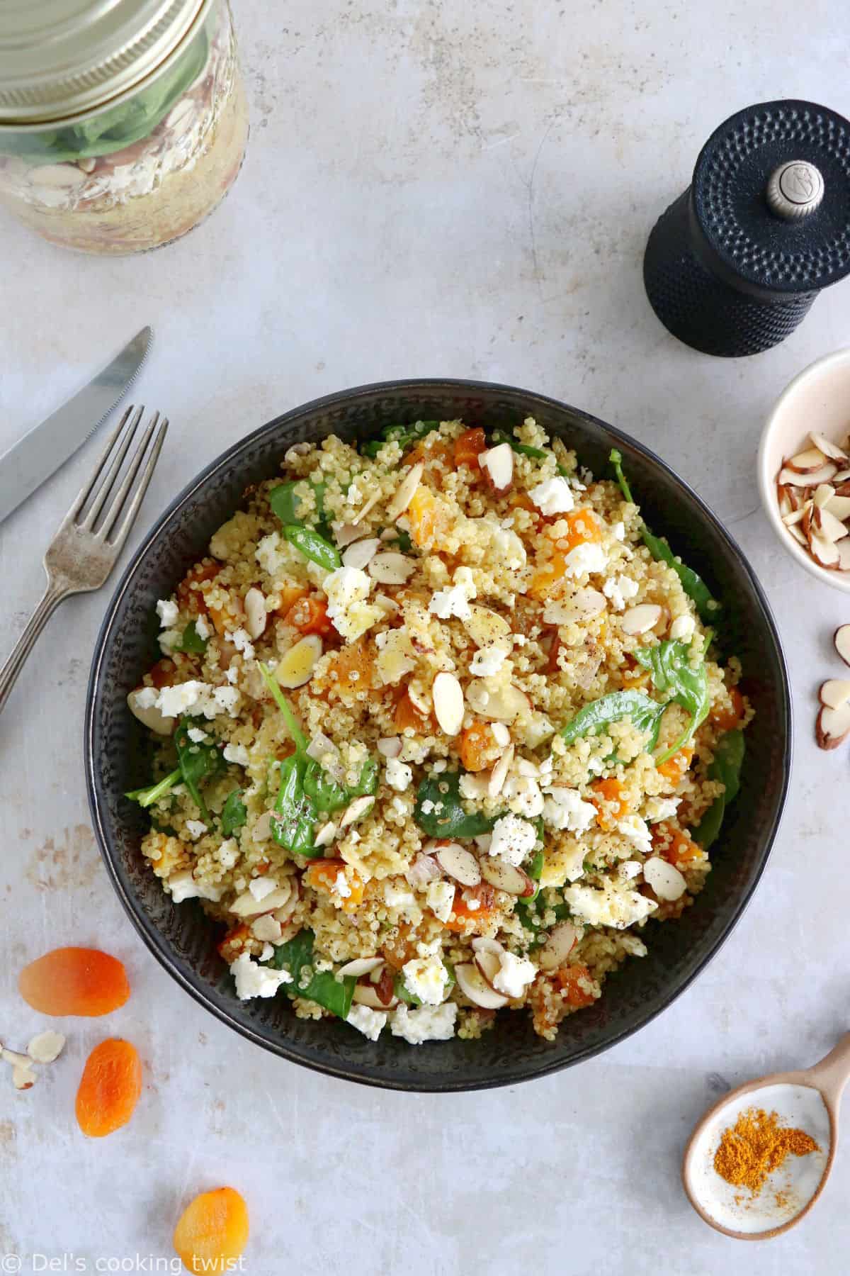 Plongez dans les mille saveurs de cette salade de quinoa, abricots et feta, agrémentée d'une vinaigrette citronnée au curry.