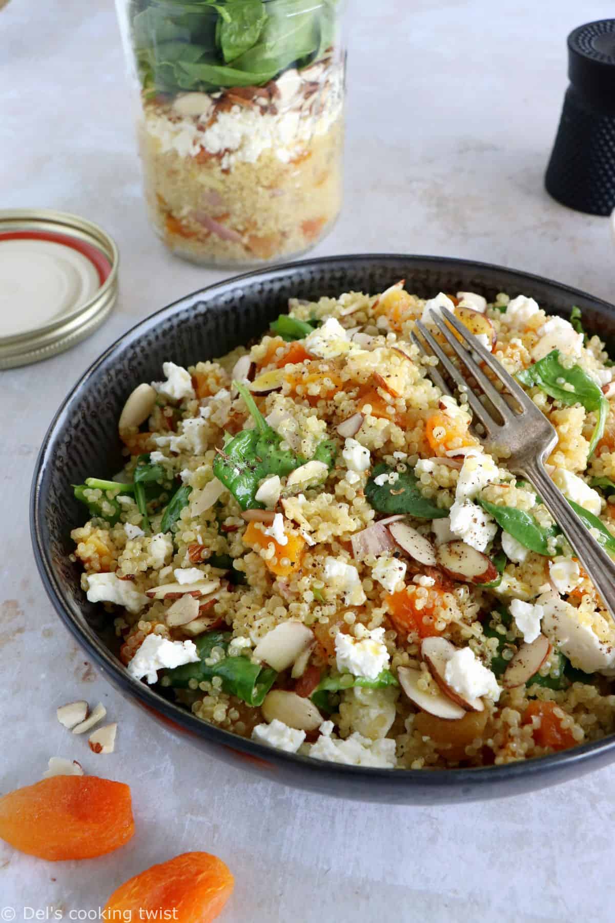Plongez dans les mille saveurs de cette salade de quinoa, abricots et feta, agrémentée d'une vinaigrette citronnée au curry.