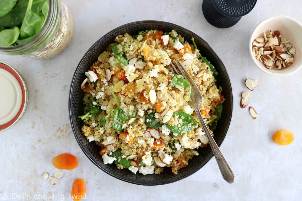 Plongez dans les mille saveurs de cette salade de quinoa, abricots et feta, agrémentée d'une vinaigrette citronnée au curry.