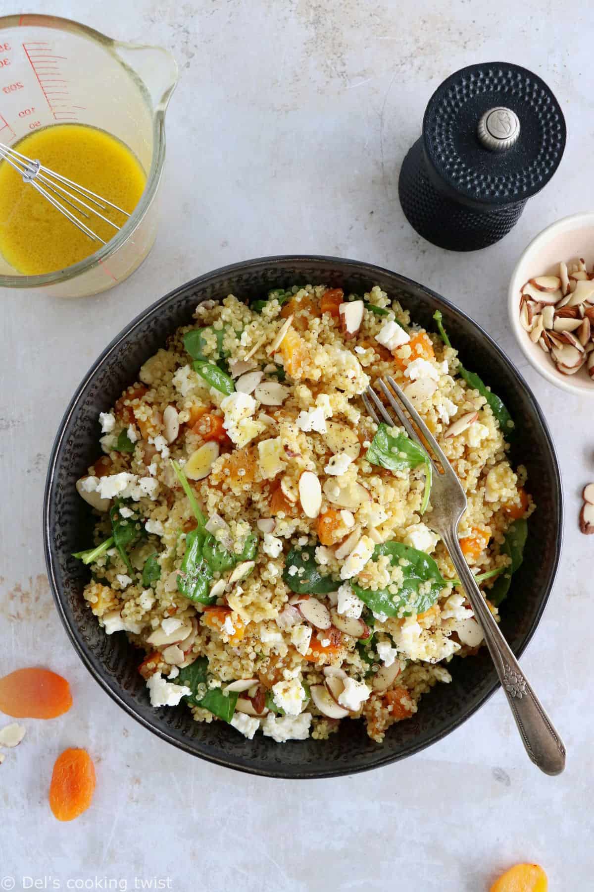 Plongez dans les mille saveurs de cette salade de quinoa, abricots et feta, agrémentée d'une vinaigrette citronnée au curry.