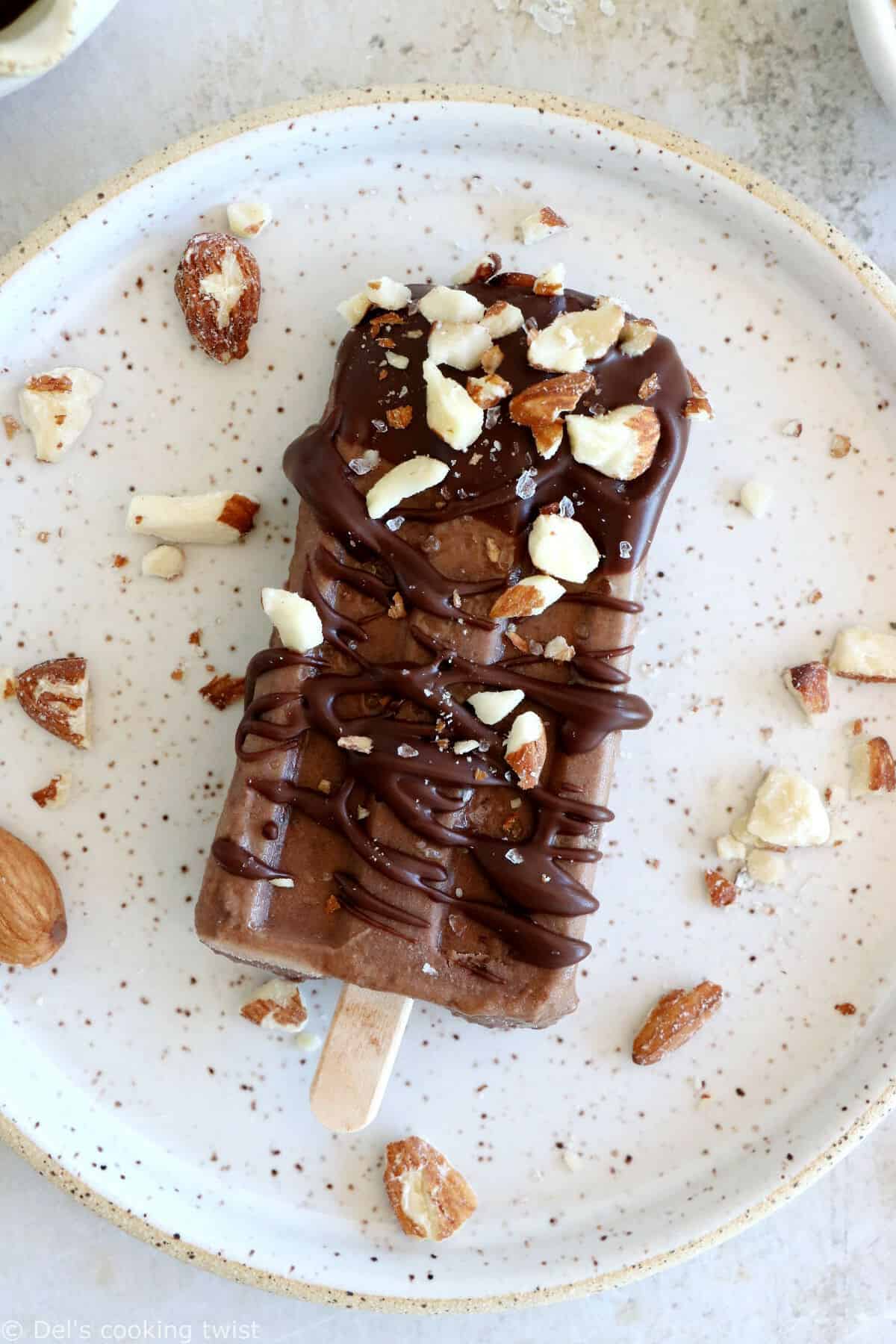 Ces popsicles vegan banane, chocolat et purée d'amande constituent une petite douceur estivale à la fois saine et ultra gourmande.