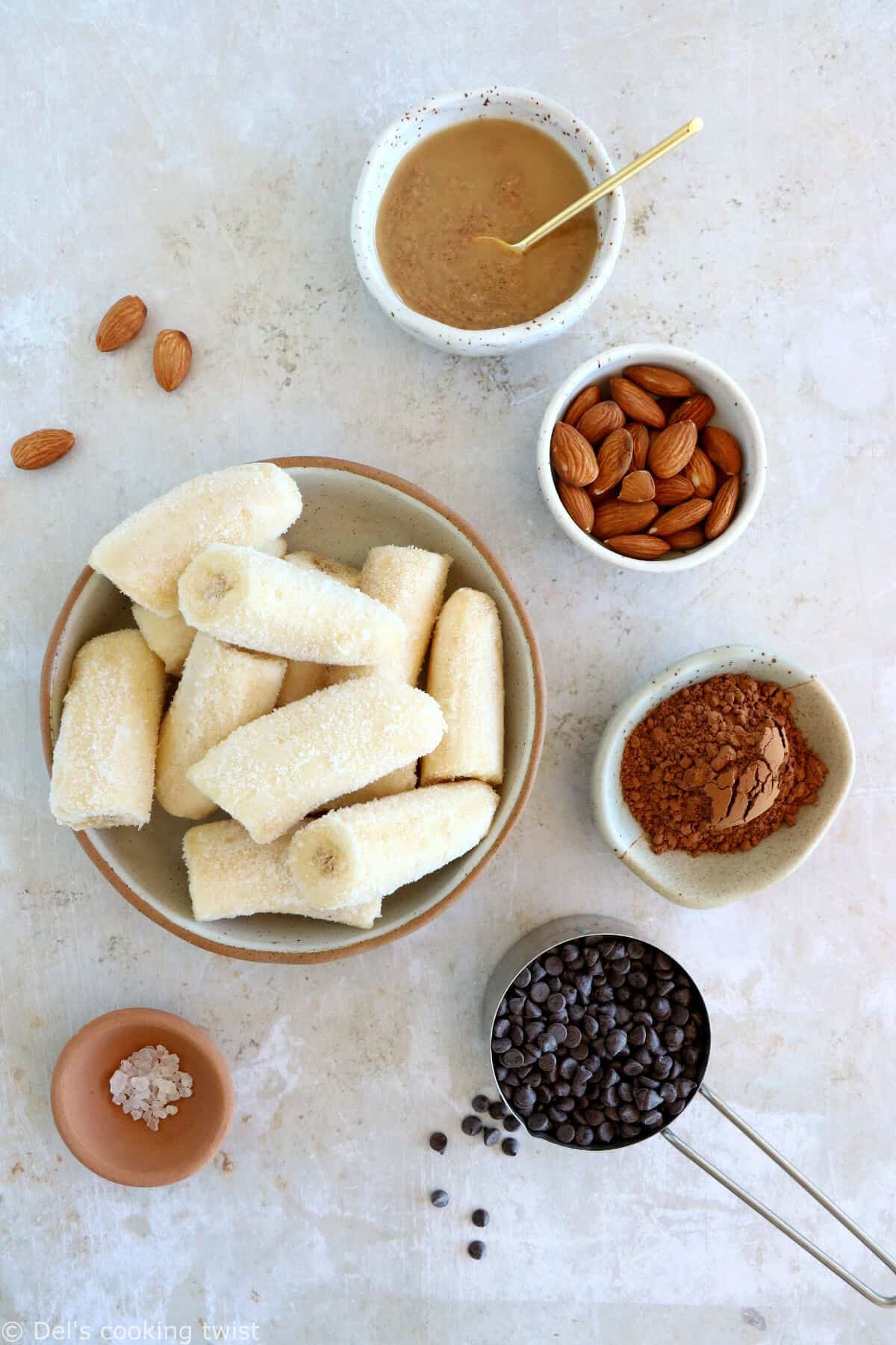 Ces popsicles vegan banane, chocolat et purée d'amande constituent une petite douceur estivale à la fois saine et ultra gourmande.