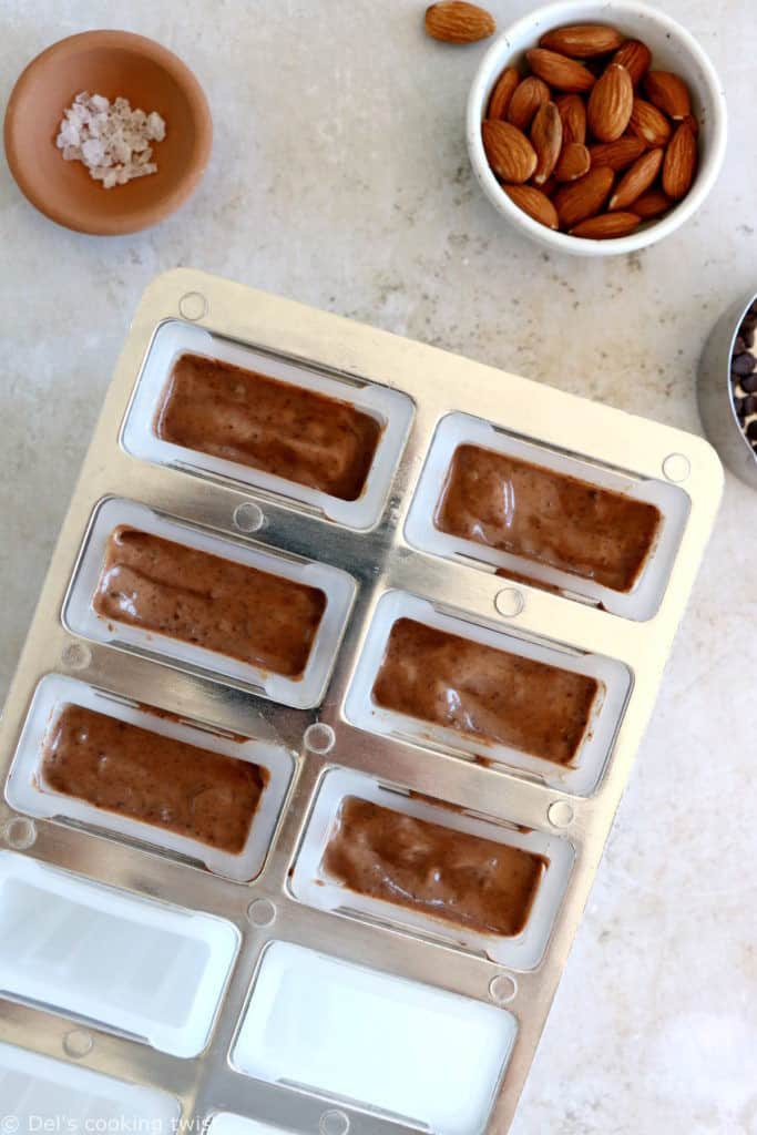 Ces popsicles vegan banane, chocolat et purée d'amande constituent une petite douceur estivale à la fois saine et ultra gourmande.