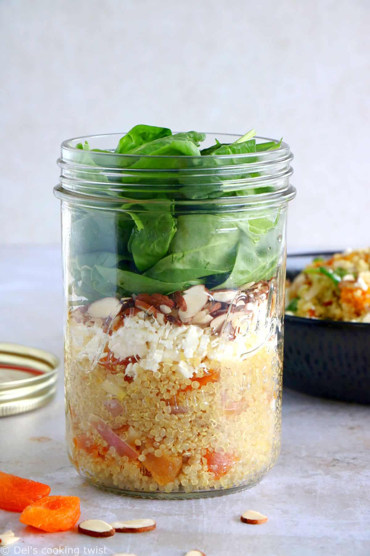 Découvrez ou redécouvrez le concept de salade en bocal avec cette salad jar de quinoa, abricots et feta.