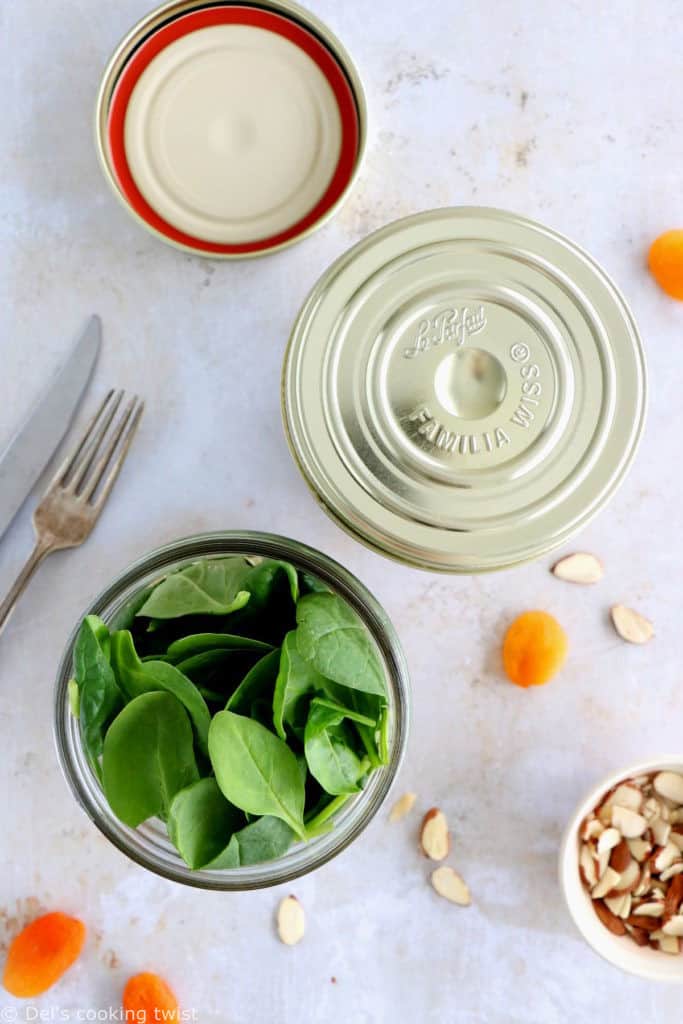 Découvrez ou redécouvrez le concept de salade en bocal avec cette salad jar de quinoa, abricots et feta.