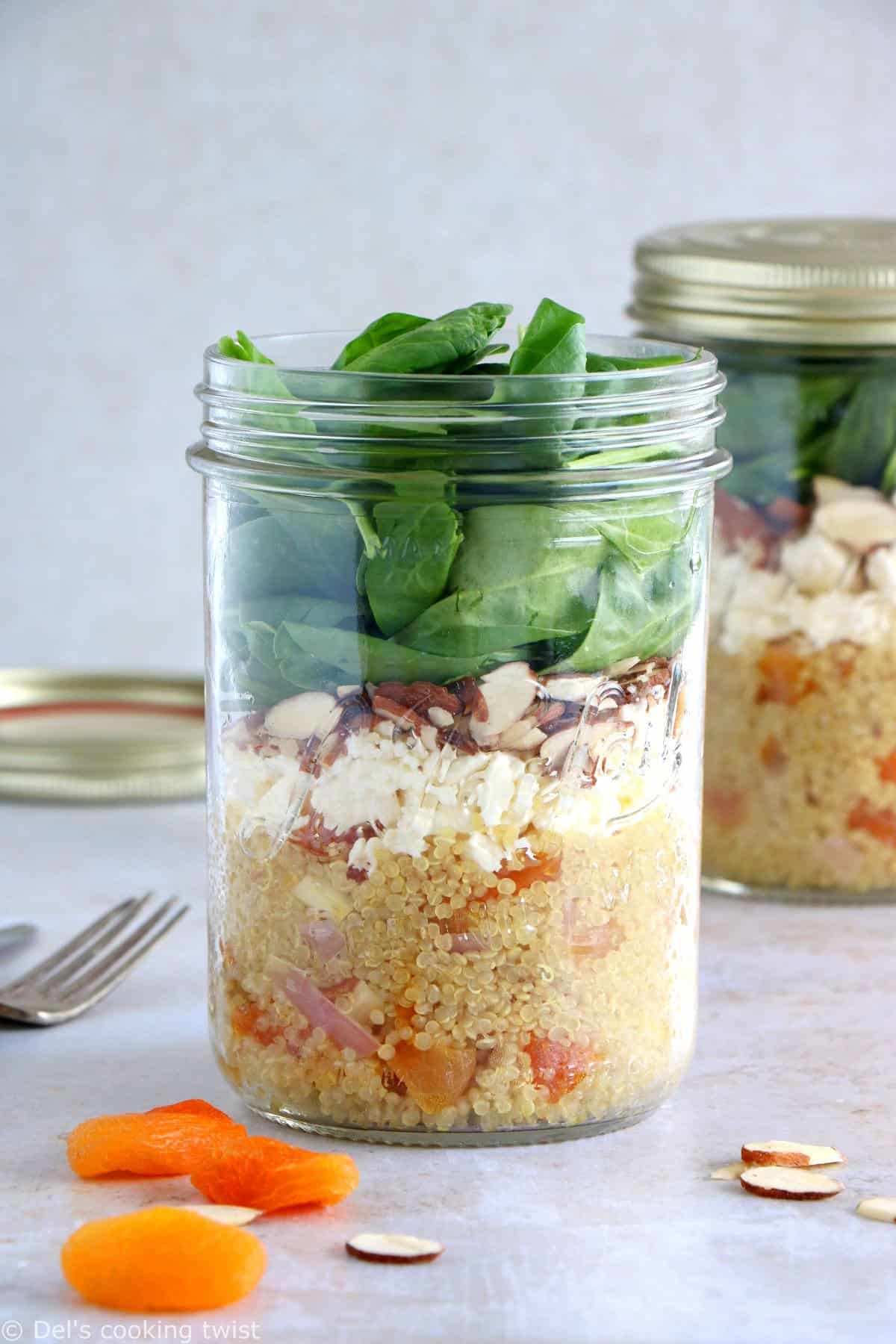 Découvrez ou redécouvrez le concept de salade en bocal avec cette salad jar de quinoa, abricots et feta.