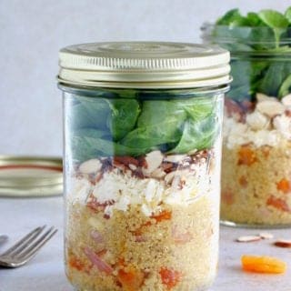 Découvrez ou redécouvrez le concept de salade en bocal avec cette salad jar de quinoa, abricots et feta.